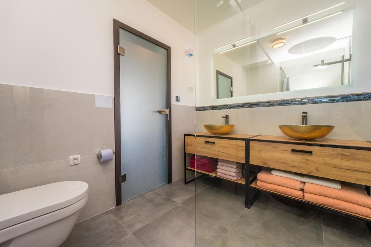 Jamc Dream Familientraum Direkt Am Meer Mit Beheiztem Pool Privlaka  Exterior photo